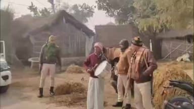 हायाघाट: हायाघाट थाना कांड 185/25 में फरार अभियुक्तों के घर पुलिस ने चिपकाया इश्तेहार, ढोल-नगाड़े के साथ की मुनादी