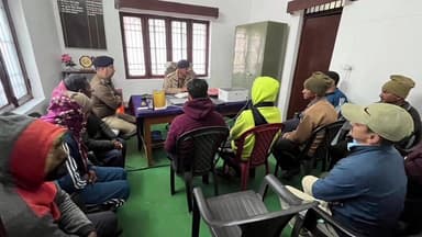 चम्पावत: चल्थी में चौपाल लगाकर स्थानीय लोगों, क्षेत्र के गणमान्य व्यक्तियों, ग्राम प्रधानों और सीएलजी मेंबर को जागरूक किया गया