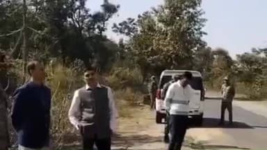 डंडई: सीआरपीएफ कमांडेंट अजय कुमार वर्मा 2001 के बम ब्लास्ट स्थल पर भावुक हुए, शहीद दोस्त को किया नमन