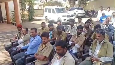 ಬಸವನ ಬಾಗೇವಾಡಿ: ರಸ್ತೆ ಸುರಕ್ಷತೆ ಕುರಿತು ಅಟೋ ಚಾಲಕರಿಗೆ ಜಾಗೃತಿ ಮೂಡಿಸಿದ ಪೊಲೀಸರು