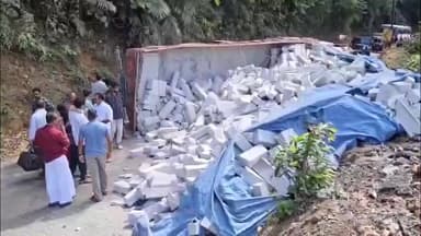 கூடலூர்: நாடுகாணி மலைப் பாதையில் லாரி கவிழ்ந்து விபத்து