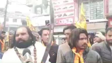 रूड़की: नेहरू स्टेडियम से विश्व हिंदू रक्षा परिषद ने नंगी तलवारों के साथ निकाली जागो हिंदू रैली