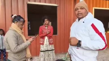 कोडरमा: मेघातरी में मानसिक रूप से अस्वस्थ बच्ची को स्थानीय लोगों ने चाइल्ड हेल्प लाइन को सौंपा