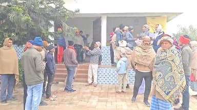 पकड़ी दयाल: पकड़ी दयाल के छपरा बिहारी में किसान रजिस्ट्रेशन कैंप पर उमड़ी किसानों की भीड़, जमीन की जमाबंदी बनी बड़ी बाधा