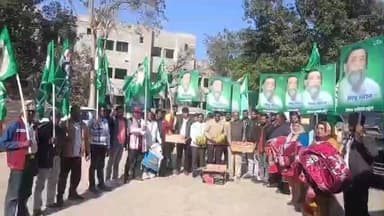 खूंटी: झामुमो खूंटी जिला कार्यालय में दिवंगत शिबू सोरेन की जयंती पर श्रद्धांजलि सभा का आयोजन