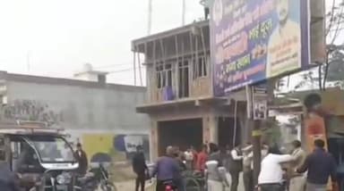 धामपुर: नहटौर में चांदपुर चुंगी पर चाय की दुकान पर होमगार्ड और युवकों के बीच मारपीट का लाइव वीडियो सोशल मीडिया पर वायरल