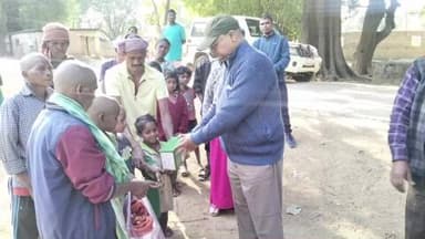 झींकपानी: वन प्रमंडल पदाधिकारी आदित्य नारायण ने हाथी से घायल बच्चे व मृतकों के परिजनों से मिलकर की मदद