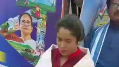 সোনারপুর: রাজপুর সোনারপুর পৌরসভার ৫ নম্বর ওয়ার্ডে উন্নয়নের পাঁচালী সংক্রান্ত বিষয় নিয়ে প্রচার উপস্থিত কাউন্সিলর