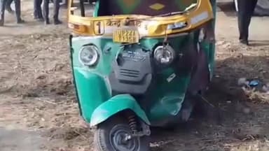 सहसवान: मुजरिया थाना क्षेत्र में सांड से टकराने के बाद पलटा टेंपो, चालक गंभीर रूप से घायल