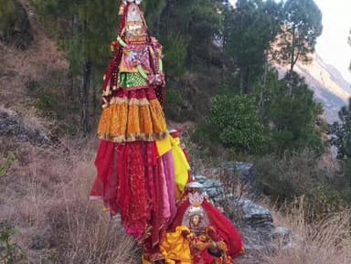 जोशीमठ: मां कालिंका की देवरा यात्रा रात्रि विश्राम के लिए द्वींग गांव पहुंची, भक्तों ने की पूजा-अर्चना