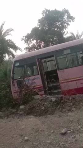 कालका से मोरनी जा रही हरियाणा रोडवेज की बस खाई में पलटने से बची, बस के अगले टायर खाई में लटके,क्रेन नही आई थी इंतज़ार में