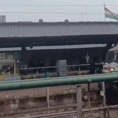 रायपुर: एक ही ट्रैक पर चली ट्रेन, दुर्घटनाओं को न्योता