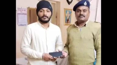 ખંભાત: ખંભાત ગ્રામ્ય પોલીસે તેરા તુજકો અર્પણ અભિયાન હેઠળ ખાવાયેલ મોબાઇલ શોધી કાઢી મૂળ માલિકને પરત કર્યો