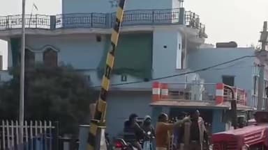 हमीरपुर: सुमेरपुर कस्बे में केमिकल पाउडर लादकर आ रहा ट्रैक्टर रेलवे लाइन में पलटा