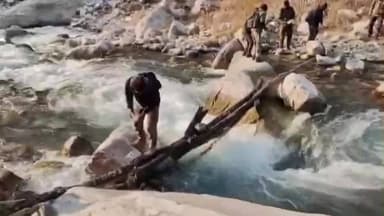 जोशीमठ: तीन दिनों से जल रहे फूलों की घाटी के जंगल, बल्लियों के सहारे किया पुष्प गंगा पार