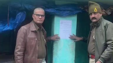 हायाघाट: हायाघाट में सुखनंदन महतो के घर पर वारंटी इश्तिहार चिपकाया गया