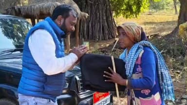 तोरपा: संकातोयोर में तोरपा विधायक ने 60 असहाय परिवारों के बीच कंबल बांटे