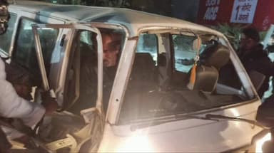 सीहोर नगर: मंडी में सड़क हादसा: मारुति वैन और जेसीबी की टक्कर, वैन क्षतिग्रस्त, चालक फंसा, निकालने का प्रयास जारी