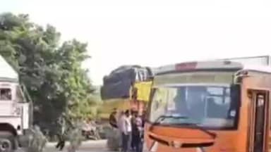 मनिया: मनिया में ओवरटेक के दौरान कार और ट्रक की टक्कर, हाईवे पर लगा लंबा जाम