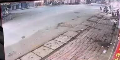 निवाड़ी: अम्बेडकर तिराहे पर एक्टिवा और मोटरसाइकिल की टक्कर, सीसीटीवी फुटेज आया सामने