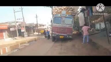 राजिम: राजिम नगर में धान से भरा ट्रक फंसा, आवागमन में लोगों को हुई परेशानी