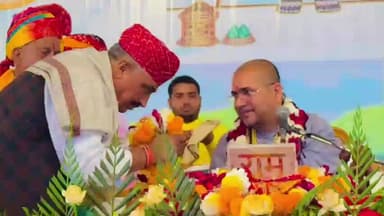 खींवसर: खींवसर विधायक रेवंतराम डांगा भागवत कथा में शामिल हुए, कुशालगिरी महाराज से लिया आशीर्वाद