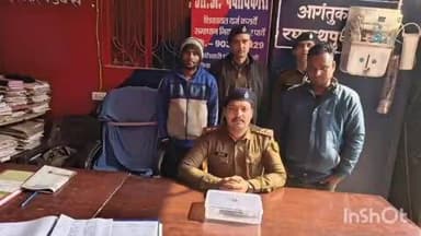 तुरकौलिया: रघुनाथपुर पुलिस ने बाइक सवार दो अपराधियों को 1 हथियार और 1 जिंदा कारतूस के साथ गिरफ्तार किया