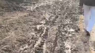 मौदहा: परसदवा में सड़क के मुद्दे पर क्रमिक अनशन जारी