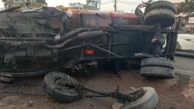 सोनकच्छ: सोनकच्छ बाईपास पर टैंकर पलटने से बायोडीजल का रिसाव, बड़ा हादसा टला, पुलिस पहुंची