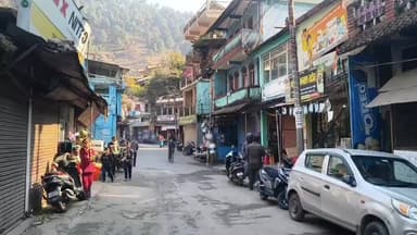 कपकोट: अंकिता भंडारी प्रकरण को लेकर कपकोट बाजार क्षेत्र में बंद के कारण असमंजस की स्थिति, सुबह से यात्री परेशान