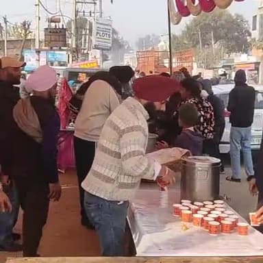 ਖਰੜ: ਸ਼ਹੀਦਾਂ ਦੀ ਯਾਦ ਵਿੱਚ ਲਗਾਇਆ ਗਿਆ ਬਰੈਡ ਪਕੌੜਿਆਂ ਦਾ ਲੰਗਰ,