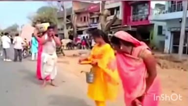 बकाया रकम वसूली का अनोखा तरीका: जमीन पर लोटते हुए काली मंदिर तक पहुंचा कोसा व्यापारी