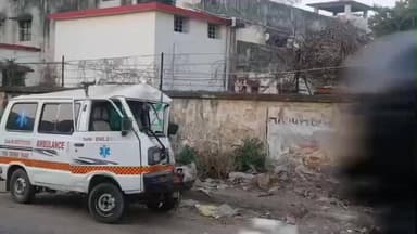 टुंडी: टुंडी थाना मोड़ के सामने ट्रक ने एंबुलेंस को मारी टक्कर, चालक घायल