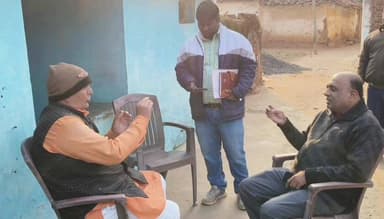 अधीक्षण अभियंता ने बकाया बिजली बिल वसूली के लिए तेवरी व बिछुआ में उपभोक्ताओं से की सीधी मुलाकात