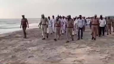 கடலூர்: சிங்காரத் தோப்பு கடற்கரை பகுதியில் தேசிய கொடியினை எஸ் பி ஏற்றி வைத்தார்