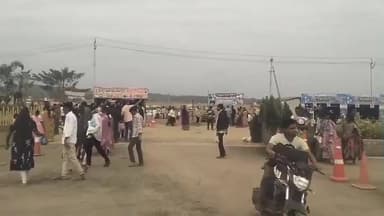 వెంకటాపురం: మేడారంలో పర్యాటకులను ఆకర్షిస్తున్న సెల్ఫీ పాయింట్స్..!