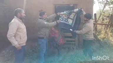 मनोहरपुर: लाइलोर पंचायत में प्रखंड कर्मियों ने असहायों के बीच कंबल वितरण किया