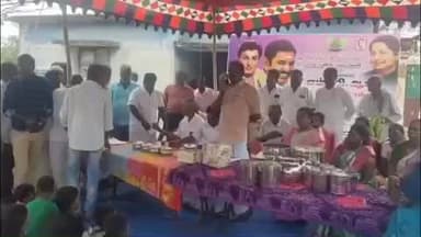 அரக்கோணம்: அல்லியப்பன் தாங்கள் கிராமத்தில் எம்ஜிஆர் பிறந்த நாளை முன்னிட்டு நடைபெற்ற கோலப் போட்டியில் வெற்றி பெற்ற பெண்களுக்கு எம்.எல்.ஏ பரிசு வழங்கினார்