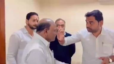 शेगाव: राष्ट्रवादीचे आमदार मनोज कायंदे यांनी शेगावात पोहोचून घेतले श्री संत गजानन महाराजांचे दर्शन!