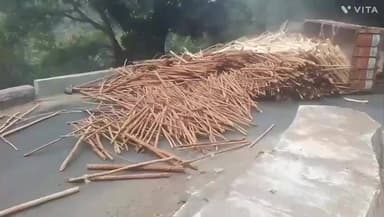 କୋଟପାଡ: ପେଟା ଘାଟି ନିକଟସ୍ଥ ମାଁ ମାଉଲି ମନ୍ଦିର ନିକଟରେ ଓଲଟିଲା ଏକ ନିଳଗିରି କାଠ ବୋଝେଇ ଟ୍ରକ,