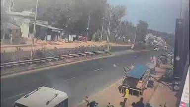 फरसगांव: फरसगांव के सामुदायिक भवन के सामने हुए सड़क हादसे का वीडियो सोशल मीडिया पर हो रहा वायरल