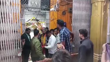 नीमच नगर: अभिनेता देव मेनारिया ने भादवा माता के दरबार में टेका मत्था