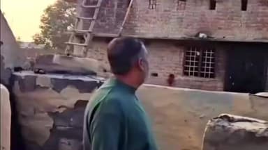 बिसवां: करसा के गोड़ियन पुरवा में अज्ञात कारणों से लगी आग में चार घर जल गए, क्षेत्रीय विधायक ने पीड़ितों से की मुलाकात