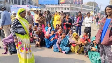 भीलवाड़ा: सिटी कंट्रोल रूम के पास हाट बाजार को लेकर फिर हुआ विवाद, दोनों पक्ष उतरे विरोध में, स्थाई दुकानदारों ने दुकानें कराई बंद