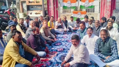 गिद्धौर: चतरा में कांग्रेस का धरना, मनरेगा का नाम बदलने का विरोध किया