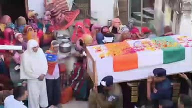 चिड़ावा: CRPF की कोबरा बटालियन के जवान की पार्थिव देह देख पत्नी बिलख पड़ी, हिरवा में राजकीय सम्मान के साथ हुआ अंतिम संस्कार