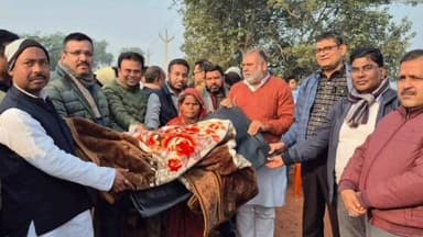 रुन्नी सैदपुर: तिलक ताजपुर में कड़ाके की ठंड से जूझ रहे तटबंध पर बसे विस्थापितों के बीच कंबल वितरण