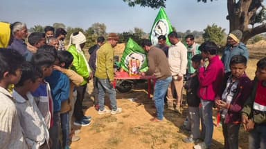 कान्हाचट्टी: झामुमो प्रखंड कमेटी कान्हाचट्टी ने झारखंड राजनिर्माता दिशोम गुरु शिबू सोरेन का जन्म जयंती मनाया