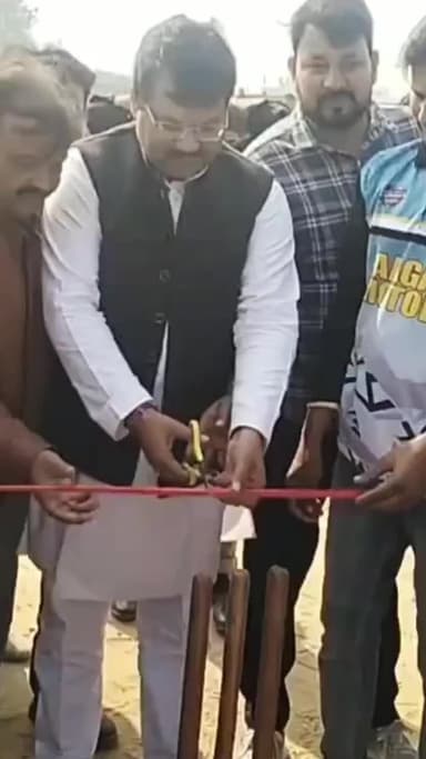 बांगरमऊ: बांगरमऊ के एसीसी क्रिकेट ग्राउंड में क्रिकेट टूर्नामेंट का उद्घाटन, सपा अधिवक्ता सभा के महासचिव ने किया सुभारम्भ