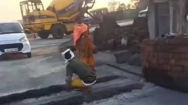 बेरमो: ढ़ोरी 5 नंबर के पास हीरक रोड की मरम्मत का कार्य तेज़ी से जारी, राहगीरों को जल्द मिलेगी सुविधा